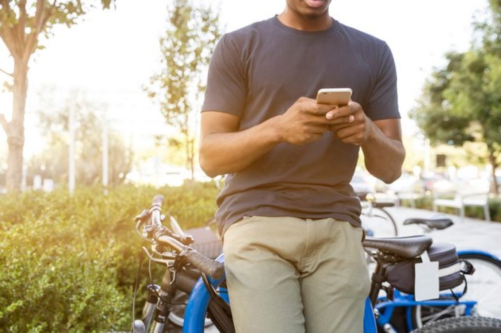 Come Si Comporta Un Uomo Interessato